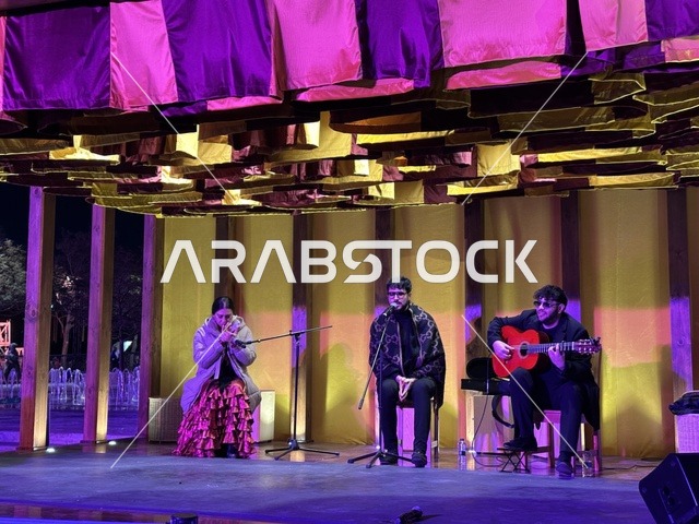 مجموعة فنانين يقدمون عرض موسيقي حي في فعالية شارع أسبانيا في مركز الملك عبدالعزيز الثقافي العالمي "إثراء" بمدينة الظهران في المنطقة الشرقية، المملكة العربية السعودية، يوم 11 من أكتوبر 2025، أنشطة تفاعلية العائلات والأطفال ،رقصات فلامنكو ، عروض موسيقية وفنية حية، مطاعم ومقاهي بطابع اسباني، أجواء احتفالية نابضة بالحياة.