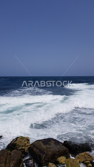 صورة جمالية لبحر جدة وقت النهار ، كورنيش مدينة جدة ، جمال الطبيعة الخلابة على ساحل مدينة جدة ، معالم السياحة في المملكة العربية السعودية