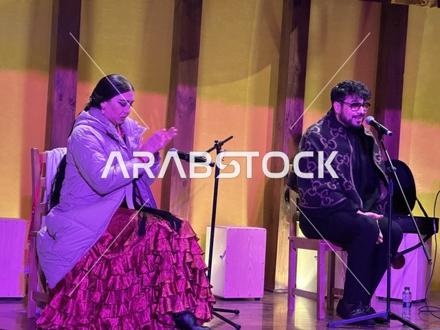 مجموعة فنانين يقدمون عرض موسيقي حي في فعالية شارع أسبانيا في مركز الملك عبدالعزيز الثقافي العالمي "إثراء" بمدينة الظهران في المنطقة الشرقية، المملكة العربية السعودية، يوم 11 من أكتوبر 2025، أنشطة تفاعلية العائلات والأطفال ،رقصات فلامنكو ، عروض موسيقية وفنية حية، مطاعم ومقاهي بطابع اسباني، أجواء احتفالية نابضة بالحياة.