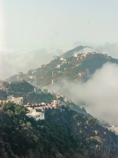 الضباب يعانق الطبيعة الساحرة في محافظة فيفاء بمنطقة جازان جنوب المملكة العربية السعودية 