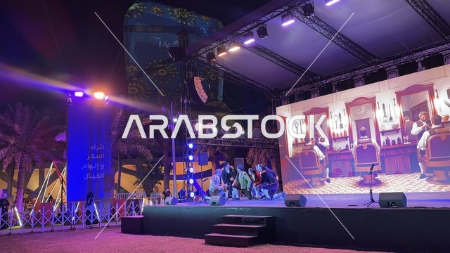 مجموعة من فنانين يقدمون عرض مسرحي بفعالية شارع أسبانيا في مركز الملك عبدالعزيز الثقافي العالمي "إثراء" بمدينة الظهران في المنطقة الشرقية، المملكة العربية السعودية، يوم 11 من أكتوبر 2025، أنشطة تفاعلية العائلات والأطفال ،رقصات فلامنكو ، عروض موسيقية وفنية حية، مطاعم ومقاهي بطابع اسباني، أجواء احتفالية نابضة بالحياة.