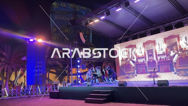 مجموعة من فنانين يقدمون عرض مسرحي بفعالية شارع أسبانيا في مركز الملك عبدالعزيز الثقافي العالمي "إثراء" بمدينة الظهران في المنطقة الشرقية، المملكة العربية السعودية، يوم 11 من أكتوبر 2025، أنشطة تفاعلية العائلات والأطفال ،رقصات فلامنكو ، عروض موسيقية وفنية حية، مطاعم ومقاهي بطابع اسباني، أجواء احتفالية نابضة بالحياة.