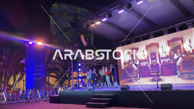 مجموعة من فنانين يقدمون عرض مسرحي بفعالية شارع أسبانيا في مركز الملك عبدالعزيز الثقافي العالمي "إثراء" بمدينة الظهران في المنطقة الشرقية، المملكة العربية السعودية، يوم 11 من أكتوبر 2025، أنشطة تفاعلية العائلات والأطفال ،رقصات فلامنكو ، عروض موسيقية وفنية حية، مطاعم ومقاهي بطابع اسباني، أجواء احتفالية نابضة بالحياة.