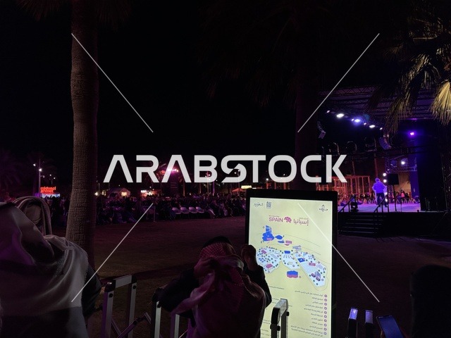 شاشة الكترونية حديثة  بفعالية شارع أسبانيا في مركز الملك عبدالعزيز الثقافي العالمي "إثراء" بمدينة الظهران في المنطقة الشرقية، المملكة العربية السعودية، يوم 11 من أكتوبر 2025، أنشطة تفاعلية العائلات والأطفال ،رقصات فلامنكو ، عروض موسيقية وفنية حية، مطاعم ومقاهي بطابع اسباني، أجواء احتفالية نابضة بالحياة.