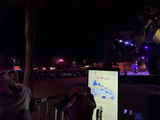 شاشة الكترونية حديثة  بفعالية شارع أسبانيا في مركز الملك عبدالعزيز الثقافي العالمي "إثراء" بمدينة الظهران في المنطقة الشرقية، المملكة العربية السعودية، يوم 11 من أكتوبر 2025، أنشطة تفاعلية العائلات والأطفال ،رقصات فلامنكو ، عروض موسيقية وفنية حية، مطاعم ومقاهي بطابع اسباني، أجواء احتفالية نابضة بالحياة.