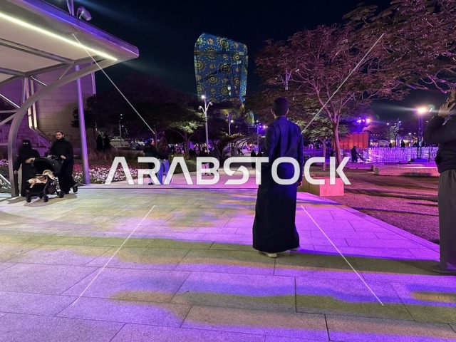 تجمع الزوار امام مركز اثراء ،فعالية شارع أسبانيا في مركز الملك عبدالعزيز الثقافي العالمي "إثراء" بمدينة الظهران في المنطقة الشرقية، المملكة العربية السعودية، يوم 11 من أكتوبر 2025، أنشطة تفاعلية العائلات والأطفال ،رقصات فلامنكو ، عروض موسيقية وفنية حية، مطاعم ومقاهي بطابع اسباني، أجواء احتفالية نابضة بالحياة.