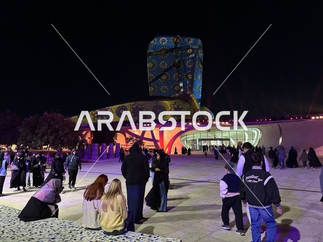 تجمع الزوار امام مركز اثراء ،فعالية شارع أسبانيا في مركز الملك عبدالعزيز الثقافي العالمي "إثراء" بمدينة الظهران في المنطقة الشرقية، المملكة العربية السعودية، يوم 11 من أكتوبر 2025، أنشطة تفاعلية العائلات والأطفال ،رقصات فلامنكو ، عروض موسيقية وفنية حية، مطاعم ومقاهي بطابع اسباني، أجواء احتفالية نابضة بالحياة.