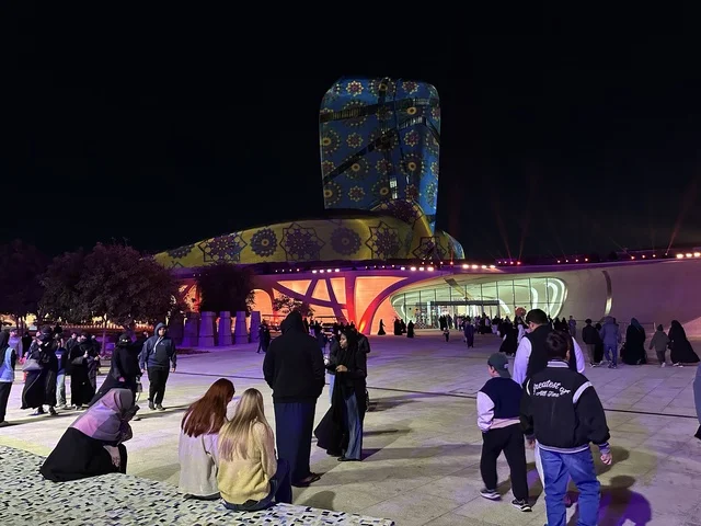 تجمع الزوار امام مركز اثراء ،فعالية شارع أسبانيا في مركز الملك عبدالعزيز الثقافي العالمي "إثراء" بمدينة الظهران في المنطقة الشرقية، المملكة العربية السعودية، يوم 11 من أكتوبر 2025، أنشطة تفاعلية العائلات والأطفال ،رقصات فلامنكو ، عروض موسيقية وفنية حية، مطاعم ومقاهي بطابع اسباني، أجواء احتفالية نابضة بالحياة.