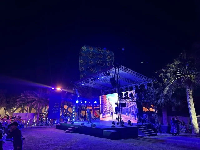 تقديم عرض مسرحي بفعالية شارع أسبانيا في مركز الملك عبدالعزيز الثقافي العالمي "إثراء" بمدينة الظهران في المنطقة الشرقية، المملكة العربية السعودية، يوم 11 من أكتوبر 2025، أنشطة تفاعلية العائلات والأطفال ،رقصات فلامنكو ، عروض موسيقية وفنية حية، مطاعم ومقاهي بطابع اسباني، أجواء احتفالية نابضة بالحياة.