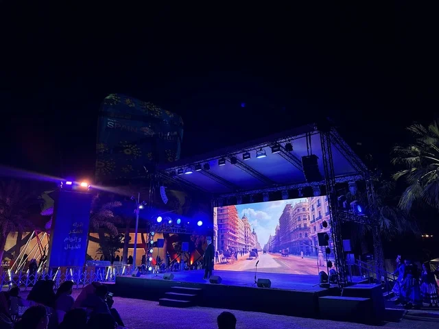 تقديم عرض مسرحي بفعالية شارع أسبانيا في مركز الملك عبدالعزيز الثقافي العالمي "إثراء" بمدينة الظهران في المنطقة الشرقية، المملكة العربية السعودية، يوم 11 من أكتوبر 2025، أنشطة تفاعلية العائلات والأطفال ،رقصات فلامنكو ، عروض موسيقية وفنية حية، مطاعم ومقاهي بطابع اسباني، أجواء احتفالية نابضة بالحياة.