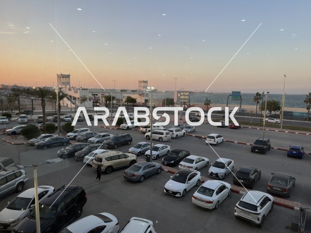 وقوف السيارات في الباركينج الخارجي لمارينا مول في مدينة الدمام، المنطقة الشرقية، المملكة العربية السعودية، مركز تسوق وترفيه مطل على الواجهة البحرية، متاجر وعلامات تجارية متنوعة، مطاعم ومقاهي بإطلالات بحرية، مرافق ترفيهية وخدمية، وجهة عائلية تجمع التسوق والترفيه