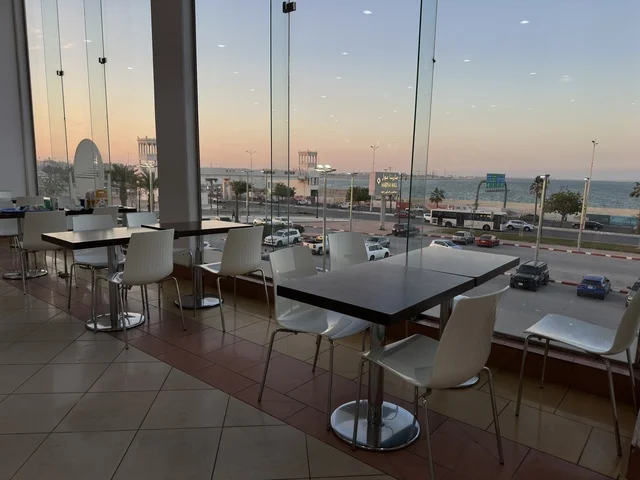 وقوف السيارات في الباركينج الخارجي لمارينا مول في مدينة الدمام، المنطقة الشرقية، المملكة العربية السعودية، مركز تسوق وترفيه مطل على الواجهة البحرية، متاجر وعلامات تجارية متنوعة، مطاعم ومقاهي بإطلالات بحرية، مرافق ترفيهية وخدمية، وجهة عائلية تجمع التسوق والترفيه وقوف السيارات في الباركينج الخارجي لمارينا مول في مدينة الدمام، المنطقة الشرقية، المملكة العربية السعودية، مركز تسوق وترفيه مطل على الواجهة البحرية، متاجر وعلامات تجارية متنوعة، مطاعم ومقاهي بإطلالات بحرية، مرافق ترفيهية وخدمية، وجهة عائلية تجمع التسوق والترفيه