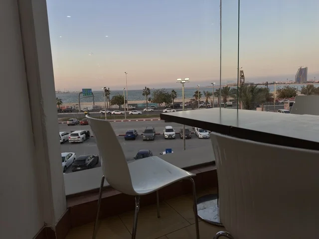 اطلاله من نوافذ احدي المقاهي في مارينا مول في مدينة الدمام، المنطقة الشرقية، المملكة العربية السعودية، مركز تسوق وترفيه مطل على الواجهة البحرية، متاجر وعلامات تجارية متنوعة، مطاعم ومقاهي بإطلالات بحرية، مرافق ترفيهية وخدمية، وجهة عائلية تجمع التسوق والترفيه