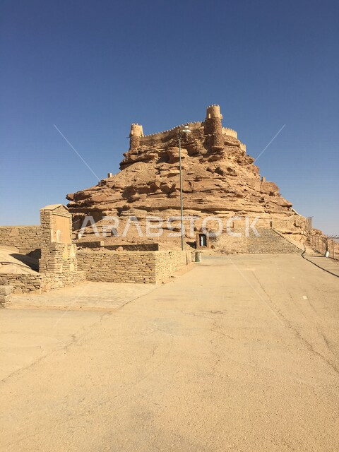صورة جمالية لقلعة زعبل الأثرية في الجوف في مدينة الرياض ، قلعة حجرية قديمة ذات فن معماري عربي عتيق ، معالم تاريخية أثرية في المملكة العربية السعودية