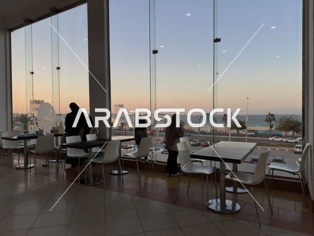 اطلاله من نوافذ احدي المقاهي في مارينا مول في مدينة الدمام، المنطقة الشرقية، المملكة العربية السعودية، مركز تسوق وترفيه مطل على الواجهة البحرية، متاجر وعلامات تجارية متنوعة، مطاعم ومقاهي بإطلالات بحرية، مرافق ترفيهية وخدمية، وجهة عائلية تجمع التسوق والترفيه