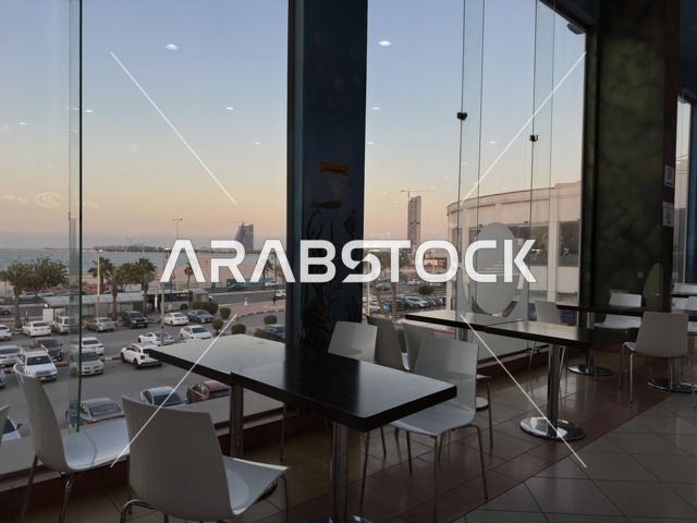 اطلاله من نوافذ احدي المقاهي في مارينا مول في مدينة الدمام، المنطقة الشرقية، المملكة العربية السعودية، مركز تسوق وترفيه مطل على الواجهة البحرية، متاجر وعلامات تجارية متنوعة، مطاعم ومقاهي بإطلالات بحرية، مرافق ترفيهية وخدمية، وجهة عائلية تجمع التسوق والترفيه