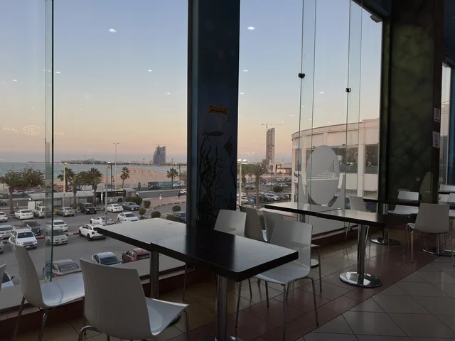 اطلاله من نوافذ احدي المقاهي في مارينا مول في مدينة الدمام، المنطقة الشرقية، المملكة العربية السعودية، مركز تسوق وترفيه مطل على الواجهة البحرية، متاجر وعلامات تجارية متنوعة، مطاعم ومقاهي بإطلالات بحرية، مرافق ترفيهية وخدمية، وجهة عائلية تجمع التسوق والترفيه