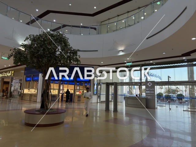 التصميم الداخلي لمبني مارينا مول في مدينة الدمام، المنطقة الشرقية، المملكة العربية السعودية، مركز تسوق وترفيه مطل على الواجهة البحرية، متاجر وعلامات تجارية متنوعة، مطاعم ومقاهي بإطلالات بحرية، مرافق ترفيهية وخدمية، وجهة عائلية تجمع التسوق والترفيه