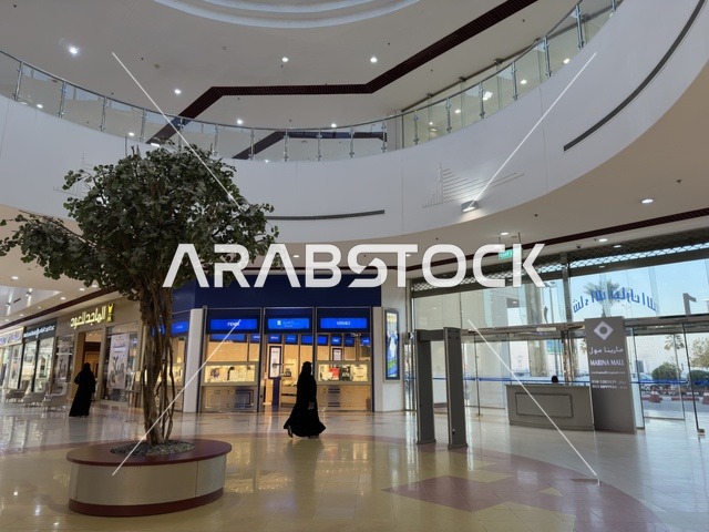 التصميم الداخلي لمبني مارينا مول في مدينة الدمام، المنطقة الشرقية، المملكة العربية السعودية، مركز تسوق وترفيه مطل على الواجهة البحرية، متاجر وعلامات تجارية متنوعة، مطاعم ومقاهي بإطلالات بحرية، مرافق ترفيهية وخدمية، وجهة عائلية تجمع التسوق والترفيه
