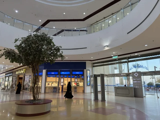 التصميم الداخلي لمبني مارينا مول في مدينة الدمام، المنطقة الشرقية، المملكة العربية السعودية، مركز تسوق وترفيه مطل على الواجهة البحرية، متاجر وعلامات تجارية متنوعة، مطاعم ومقاهي بإطلالات بحرية، مرافق ترفيهية وخدمية، وجهة عائلية تجمع التسوق والترفيه