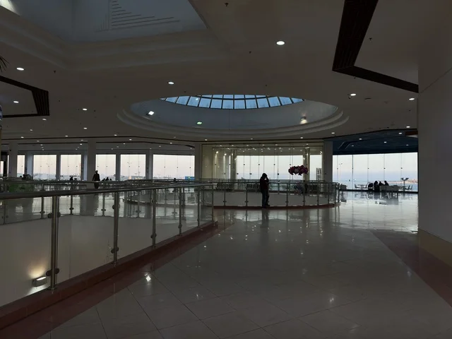 التصميم الداخلي لمبني مارينا مول في مدينة الدمام، المنطقة الشرقية، المملكة العربية السعودية، مركز تسوق وترفيه مطل على الواجهة البحرية، متاجر وعلامات تجارية متنوعة، مطاعم ومقاهي بإطلالات بحرية، مرافق ترفيهية وخدمية، وجهة عائلية تجمع التسوق والترفيه