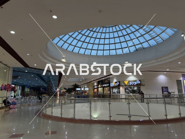 التصميم الداخلي لمبني مارينا مول في مدينة الدمام، المنطقة الشرقية، المملكة العربية السعودية، مركز تسوق وترفيه مطل على الواجهة البحرية، متاجر وعلامات تجارية متنوعة، مطاعم ومقاهي بإطلالات بحرية، مرافق ترفيهية وخدمية، وجهة عائلية تجمع التسوق والترفيه