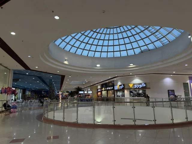 The interior design of Marina Mall in Dammam, Eastern Province, Saudi Arabia, is a shopping and entertainment center overlooking the waterfront, featuring a variety of stores and brands, restaurants and cafes with sea views, recreational and service facilities, making it a family destination that combines shopping and entertainment.