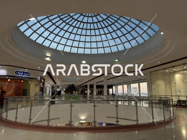 التصميم الداخلي لمبني مارينا مول في مدينة الدمام، المنطقة الشرقية، المملكة العربية السعودية، مركز تسوق وترفيه مطل على الواجهة البحرية، متاجر وعلامات تجارية متنوعة، مطاعم ومقاهي بإطلالات بحرية، مرافق ترفيهية وخدمية، وجهة عائلية تجمع التسوق والترفيه