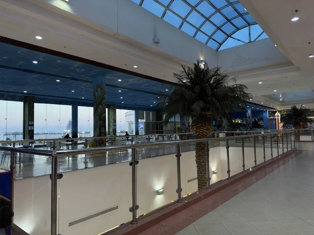 The interior design of Marina Mall in Dammam, Eastern Province, Saudi Arabia, is a shopping and entertainment center overlooking the waterfront, featuring a variety of stores and brands, restaurants and cafes with sea views, recreational and service facilities, making it a family destination that combines shopping and entertainment.