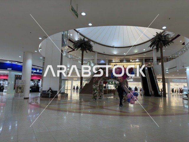 ديكور اطار وردي في مارينا مول في مدينة الدمام، المنطقة الشرقية، المملكة العربية السعودية، مركز تسوق وترفيه مطل على الواجهة البحرية، متاجر وعلامات تجارية متنوعة، مطاعم ومقاهي بإطلالات بحرية، مرافق ترفيهية وخدمية، وجهة عائلية تجمع التسوق والترفيه