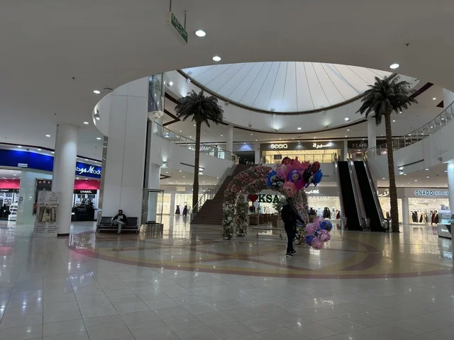ديكور اطار وردي في مارينا مول في مدينة الدمام، المنطقة الشرقية، المملكة العربية السعودية، مركز تسوق وترفيه مطل على الواجهة البحرية، متاجر وعلامات تجارية متنوعة، مطاعم ومقاهي بإطلالات بحرية، مرافق ترفيهية وخدمية، وجهة عائلية تجمع التسوق والترفيه
