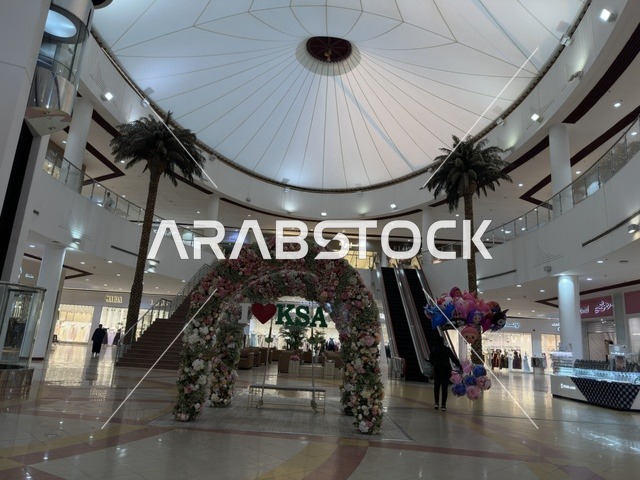 ديكور اطار وردي في مارينا مول في مدينة الدمام، المنطقة الشرقية، المملكة العربية السعودية، مركز تسوق وترفيه مطل على الواجهة البحرية، متاجر وعلامات تجارية متنوعة، مطاعم ومقاهي بإطلالات بحرية، مرافق ترفيهية وخدمية، وجهة عائلية تجمع التسوق والترفيه