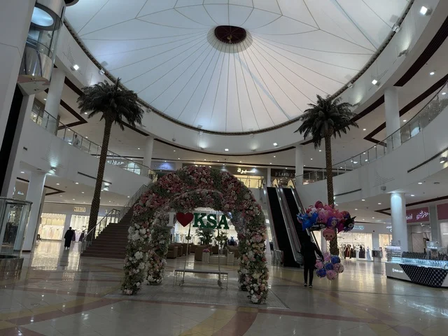 ديكور اطار وردي في مارينا مول في مدينة الدمام، المنطقة الشرقية، المملكة العربية السعودية، مركز تسوق وترفيه مطل على الواجهة البحرية، متاجر وعلامات تجارية متنوعة، مطاعم ومقاهي بإطلالات بحرية، مرافق ترفيهية وخدمية، وجهة عائلية تجمع التسوق والترفيه