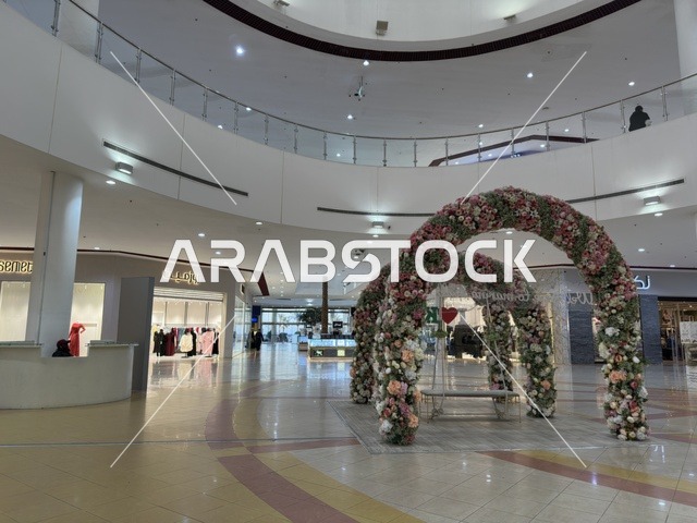 ديكور اطار وردي في مارينا مول في مدينة الدمام، المنطقة الشرقية، المملكة العربية السعودية، مركز تسوق وترفيه مطل على الواجهة البحرية، متاجر وعلامات تجارية متنوعة، مطاعم ومقاهي بإطلالات بحرية، مرافق ترفيهية وخدمية، وجهة عائلية تجمع التسوق والترفيه