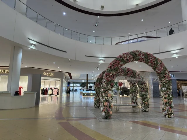 ديكور اطار وردي في مارينا مول في مدينة الدمام، المنطقة الشرقية، المملكة العربية السعودية، مركز تسوق وترفيه مطل على الواجهة البحرية، متاجر وعلامات تجارية متنوعة، مطاعم ومقاهي بإطلالات بحرية، مرافق ترفيهية وخدمية، وجهة عائلية تجمع التسوق والترفيه