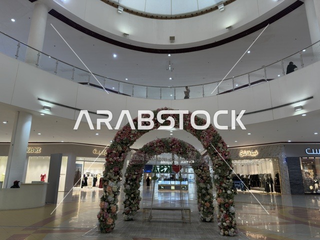 ديكور اطار وردي في مارينا مول في مدينة الدمام، المنطقة الشرقية، المملكة العربية السعودية، مركز تسوق وترفيه مطل على الواجهة البحرية، متاجر وعلامات تجارية متنوعة، مطاعم ومقاهي بإطلالات بحرية، مرافق ترفيهية وخدمية، وجهة عائلية تجمع التسوق والترفيه