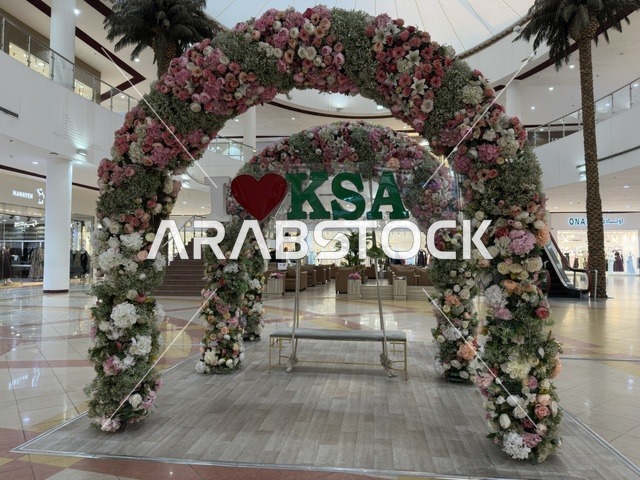 ديكور اطار وردي في مارينا مول في مدينة الدمام، المنطقة الشرقية، المملكة العربية السعودية، مركز تسوق وترفيه مطل على الواجهة البحرية، متاجر وعلامات تجارية متنوعة، مطاعم ومقاهي بإطلالات بحرية، مرافق ترفيهية وخدمية، وجهة عائلية تجمع التسوق والترفيه