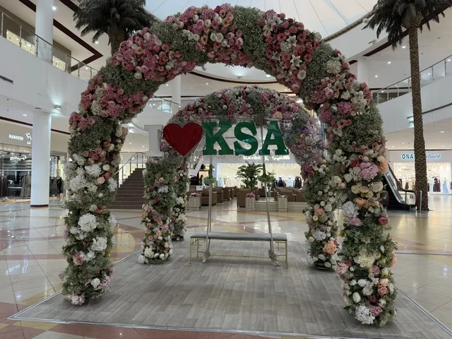 ديكور اطار وردي في مارينا مول في مدينة الدمام، المنطقة الشرقية، المملكة العربية السعودية، مركز تسوق وترفيه مطل على الواجهة البحرية، متاجر وعلامات تجارية متنوعة، مطاعم ومقاهي بإطلالات بحرية، مرافق ترفيهية وخدمية، وجهة عائلية تجمع التسوق والترفيه