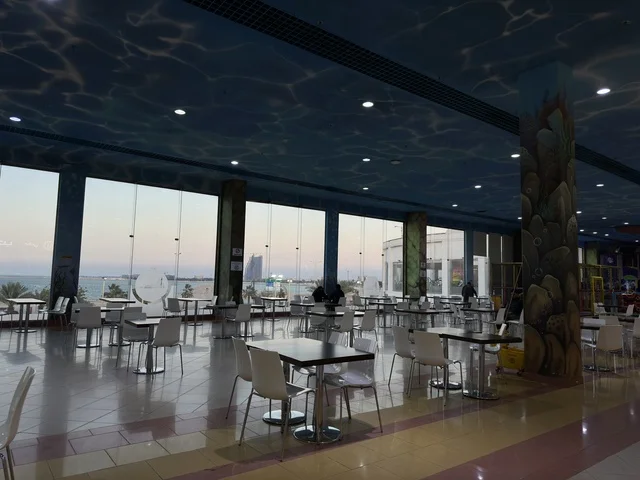 اماكن للاستراحة في مارينا مول في مدينة الدمام، المنطقة الشرقية، المملكة العربية السعودية، مركز تسوق وترفيه مطل على الواجهة البحرية، متاجر وعلامات تجارية متنوعة، مطاعم ومقاهي بإطلالات بحرية، مرافق ترفيهية وخدمية، وجهة عائلية تجمع التسوق والترفيه