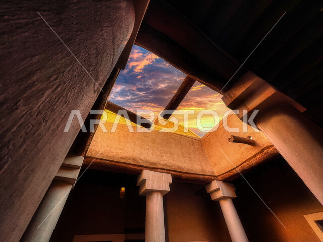 صورة جمالية من الداخل لسقف أحد المباني الدرعية القديمة في مدينة الرياض ، قرية حي البجيري التراثية ، واجهة سياحية تاريخية في المملكة العربية السعودية