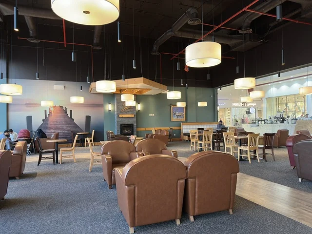 A coffee shop and café in Marina Mall in Dammam City, Eastern Province, Saudi Arabia, a shopping and entertainment center overlooking the waterfront, with diverse stores and brands, restaurants and cafés with sea views, recreational and service facilities, a family destination that combines shopping and entertainment.