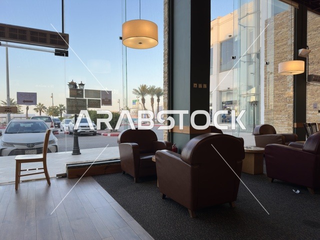 كوفي ومقهي في مارينا مول في مدينة الدمام، المنطقة الشرقية، المملكة العربية السعودية، مركز تسوق وترفيه مطل على الواجهة البحرية، متاجر وعلامات تجارية متنوعة، مطاعم ومقاهي بإطلالات بحرية، مرافق ترفيهية وخدمية، وجهة عائلية تجمع التسوق والترفيه