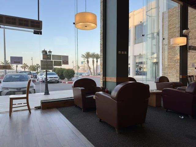 كوفي ومقهي في مارينا مول في مدينة الدمام، المنطقة الشرقية، المملكة العربية السعودية، مركز تسوق وترفيه مطل على الواجهة البحرية، متاجر وعلامات تجارية متنوعة، مطاعم ومقاهي بإطلالات بحرية، مرافق ترفيهية وخدمية، وجهة عائلية تجمع التسوق والترفيه