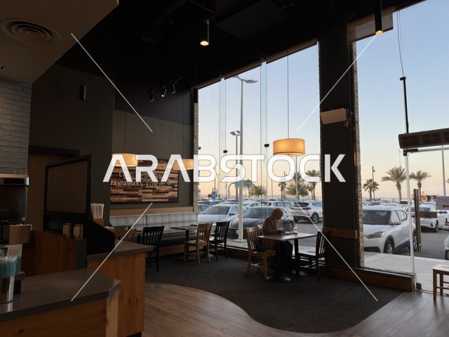 كوفي ومقهي في مارينا مول في مدينة الدمام، المنطقة الشرقية، المملكة العربية السعودية، مركز تسوق وترفيه مطل على الواجهة البحرية، متاجر وعلامات تجارية متنوعة، مطاعم ومقاهي بإطلالات بحرية، مرافق ترفيهية وخدمية، وجهة عائلية تجمع التسوق والترفيه