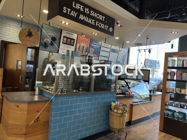 كوفي ومقهي في مارينا مول في مدينة الدمام، المنطقة الشرقية، المملكة العربية السعودية، مركز تسوق وترفيه مطل على الواجهة البحرية، متاجر وعلامات تجارية متنوعة، مطاعم ومقاهي بإطلالات بحرية، مرافق ترفيهية وخدمية، وجهة عائلية تجمع التسوق والترفيه