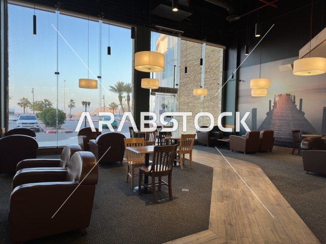 كوفي ومقهي في مارينا مول في مدينة الدمام، المنطقة الشرقية، المملكة العربية السعودية، مركز تسوق وترفيه مطل على الواجهة البحرية، متاجر وعلامات تجارية متنوعة، مطاعم ومقاهي بإطلالات بحرية، مرافق ترفيهية وخدمية، وجهة عائلية تجمع التسوق والترفيه