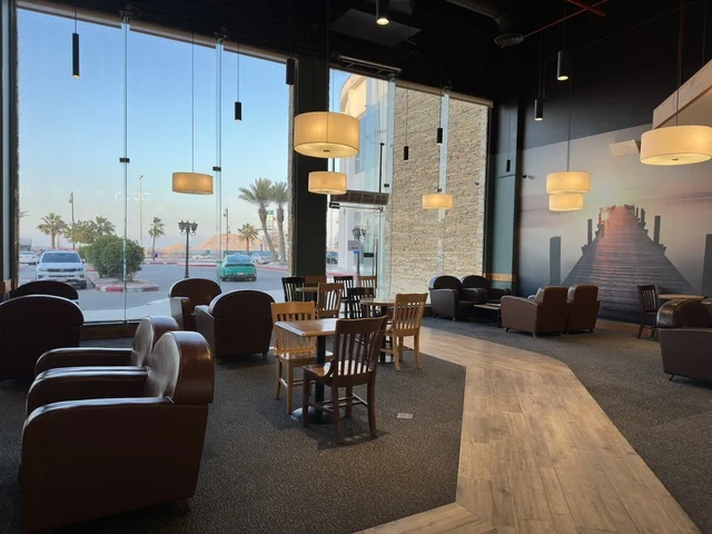 كوفي ومقهي في مارينا مول في مدينة الدمام، المنطقة الشرقية، المملكة العربية السعودية، مركز تسوق وترفيه مطل على الواجهة البحرية، متاجر وعلامات تجارية متنوعة، مطاعم ومقاهي بإطلالات بحرية، مرافق ترفيهية وخدمية، وجهة عائلية تجمع التسوق والترفيه