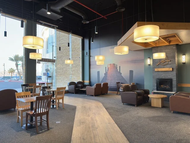 A coffee shop and café in Marina Mall in Dammam City, Eastern Province, Saudi Arabia, a shopping and entertainment center overlooking the waterfront, with diverse stores and brands, restaurants and cafés with sea views, recreational and service facilities, a family destination that combines shopping and entertainment.