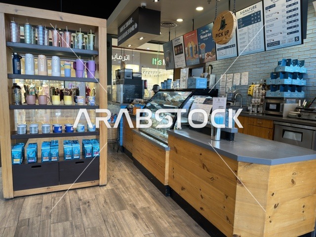 متجر وعلامة تجارية محلية  في مارينا مول في مدينة الدمام، المنطقة الشرقية، المملكة العربية السعودية، مركز تسوق وترفيه مطل على الواجهة البحرية،  مطاعم ومقاهي بإطلالات بحرية، مرافق ترفيهية وخدمية، وجهة عائلية تجمع التسوق والترفيه