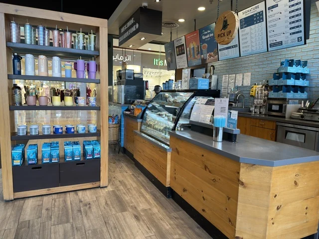 متجر وعلامة تجارية محلية  في مارينا مول في مدينة الدمام، المنطقة الشرقية، المملكة العربية السعودية، مركز تسوق وترفيه مطل على الواجهة البحرية،  مطاعم ومقاهي بإطلالات بحرية، مرافق ترفيهية وخدمية، وجهة عائلية تجمع التسوق والترفيه